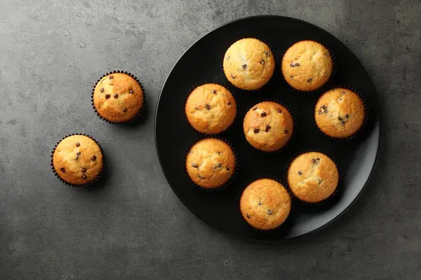 Leckere Frisch Gebackene Muffins Mit Schokoladenchips Auf Grauem Tisch Draufsicht — Stockfoto
