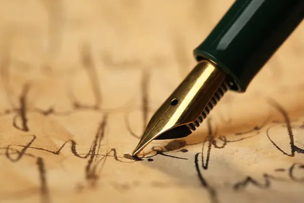 Güzel Bir Dolma Kalemle Mektup Yazmak Yakın Plan — Stok fotoğraf