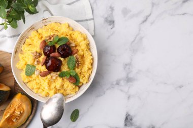 Beyaz mermer masada servis edilen fındıklı ve naneli mısır unu. Metin için boşluk