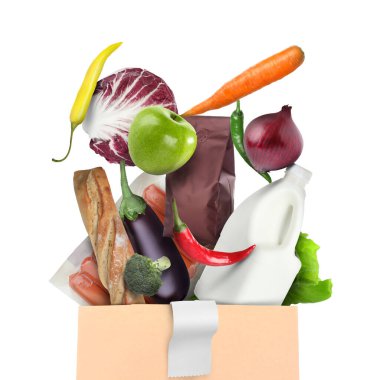 Farklı gıda ürünleri beyaz arka planda kese kağıdına düşüyor.