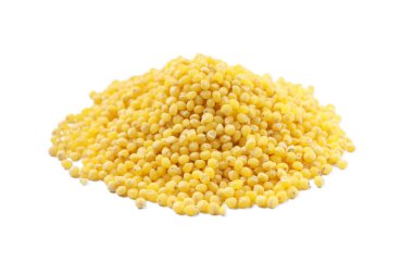 Beyaz üzerine izole edilmiş kuru darı tohumu yığını