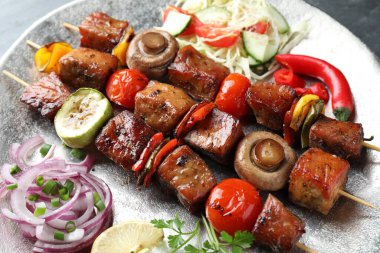 Sebzeli, nefis şiş kebaplar.