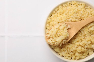 Beyaz fayanslı masada servis edilen leziz bulgur, üst manzara. Metin için boşluk