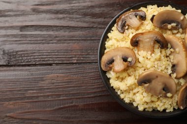 Tahta masadaki mantarlı leziz bulgur. Metin için boşluk