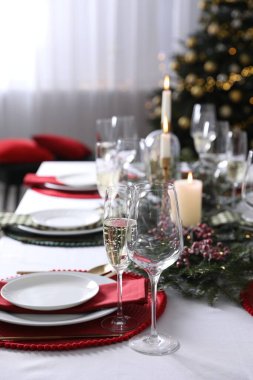 Noel sofrası dekoratif dekorasyon ve bulaşık takımlarıyla dolu.