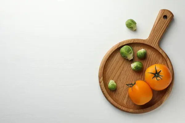 Snijplank Met Spruitjes Tomaten Witte Houten Tafel Bovenaanzicht Ruimte Voor — Stockfoto