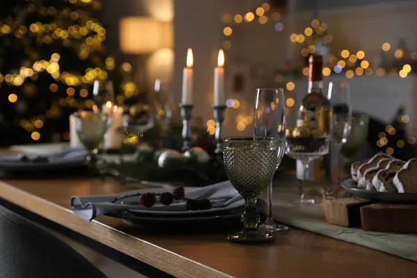 Kersttafel Met Feestelijk Decor Servies Binnen — Stockfoto
