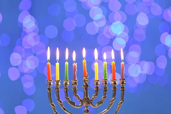 Celebración Hanukkah Menorah Con Velas Encendidas Contra Luces Borrosas —  Fotos de Stock