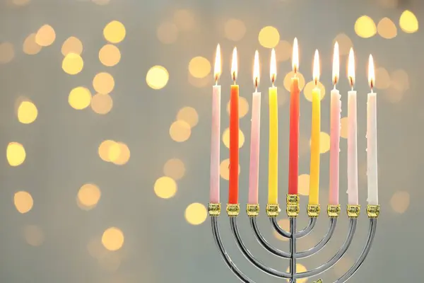 Celebração Hanukkah Menorah Com Velas Acesas Contra Luzes Embaçadas Espaço — Fotografia de Stock