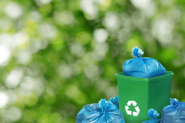Bulanık arkaplanda çöp ve çöp dolu plastik torbalar, metin için boşluk