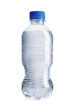 Beyaza izole edilmiş temiz su dolu bir plastik şişe.