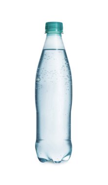 Beyaza izole edilmiş soda dolu plastik bir şişe.