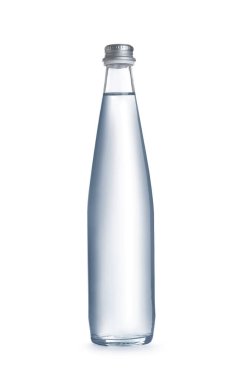 Bir cam şişe temiz suyla beyaz üzerine izole edilmiş.