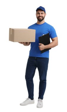 Beyaz zemin üzerinde paket ve pano olan mutlu kurye