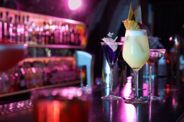 Barda farklı taze alkollü kokteyller var. Metin için boşluk