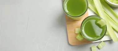 Nefis kereviz suyu ve taze saplar açık gri masada, üst tarafta. Metin için alanı olan pankart tasarımı