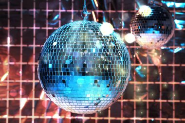 Renkli ışıklar altında folyo parti perdesine karşı parlak disko topları, bokeh etkisi