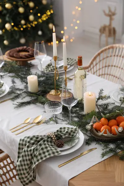 Weihnachtliche Tischdekoration Mit Festlichem Dekor Und Geschirr Drinnen — Stockfoto