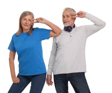 Yaşlı çift beyaz arka planda dans ediyor.