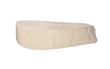 Bir parça mozzarella peyniri beyaza izole edilmiş.