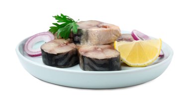 Limonlu tuzlu uskumru dilimleri, soğan halkaları ve beyaz üzerine izole edilmiş maydanoz.
