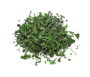 Kurutulmuş maydanoz yığını beyaza izole edilmiş.