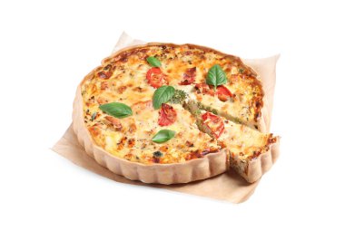 Lezzetli kiş, domates, fesleğen ve peynirli beyaz üzerine izole edilmiş.