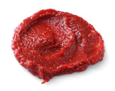 Beyaz üzerine izole edilmiş taze domates ezmesi.