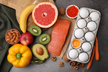 Kahverengi masa üzerinde bir sürü farklı ürün var. Serotoninin doğal kaynakları