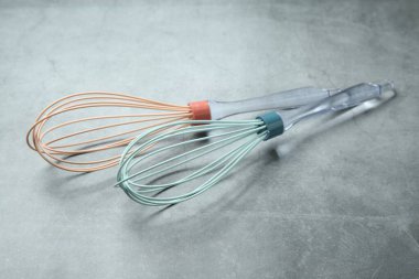 Gri masaya iki çırpı. Mutfak aracı