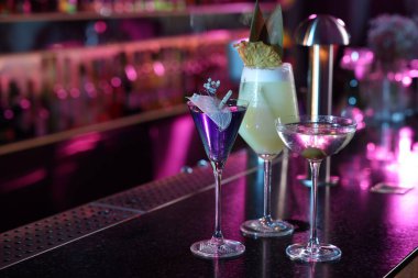 Barda farklı taze alkollü kokteyller var. Metin için boşluk
