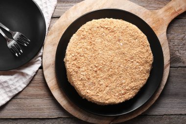 Lezzetli Napolyon keki ahşap masada, üst manzara