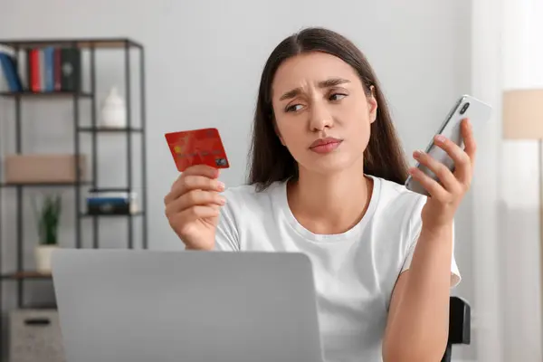 Mujer Confusa Con Tarjeta Crédito Smartphone Portátil Casa Tenga Cuidado —  Fotos de Stock
