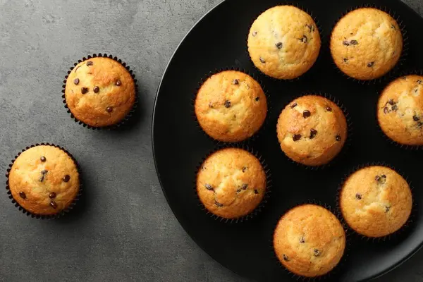 Leckere Frisch Gebackene Muffins Mit Schokoladenchips Auf Grauem Tisch Draufsicht — Stockfoto