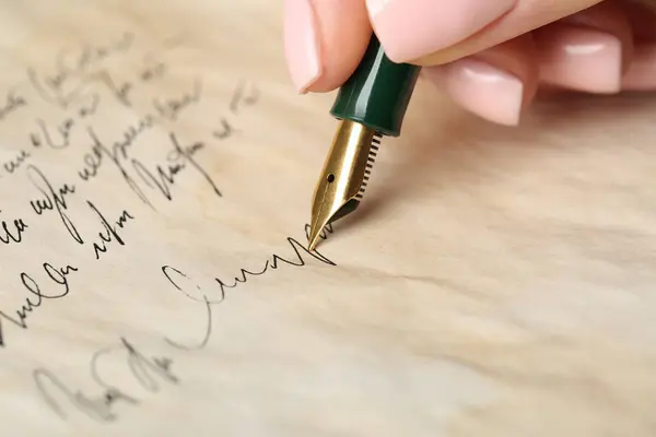 Mujer Escribiendo Carta Con Pluma Estilográfica Primer Plano — Foto de Stock