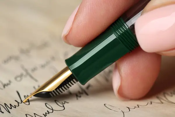 Mujer Escribiendo Carta Con Pluma Estilográfica Primer Plano — Foto de Stock