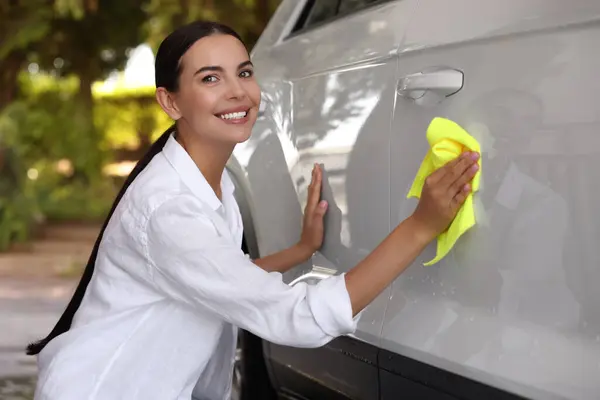 Ευτυχισμένη Γυναίκα Καθαρισμού Πόρτα Αυτοκινήτου Κουρέλι Εξωτερικούς Χώρους — Φωτογραφία Αρχείου