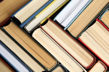 Arka plan, üst görünüm olarak birçok farklı ciltli kitap