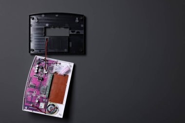 Alarm sistemi kurulumu. Gri duvarda devre kartı olan panel, metin için boşluk
