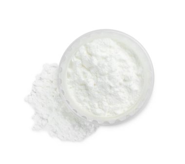 Beyaz arka planda pirinç yüz pudrası, üst manzara. Doğal Kozmetik