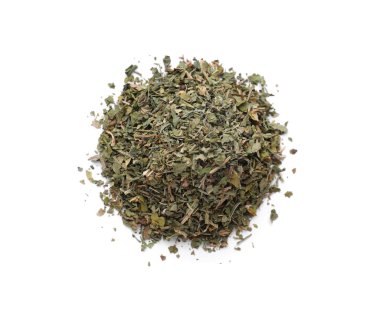 Kurutulmuş maydanoz yığını beyaza izole edilmiş.