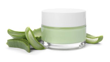 Doğal krema kavanozu ve beyaz üzerine izole edilmiş aloe yaprakları.