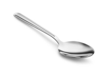 Bir yeni parlak kaşık beyaza izole edilmiş.