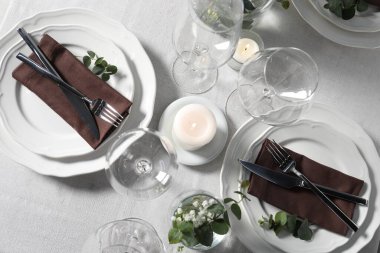 Çiçek desenli, düz yataklı güzel bir masa.