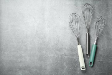 Gri masadaki metal çırpılar, üst manzara. Metin için boşluk