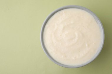 Hafif zeytin masasında, kasede leziz irmik pudingi, üst manzara. Metin için boşluk