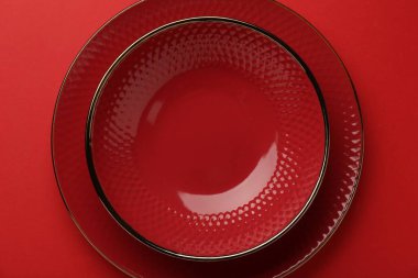 Güzel seramik tabak ve kase kırmızı arka planda, üst manzara