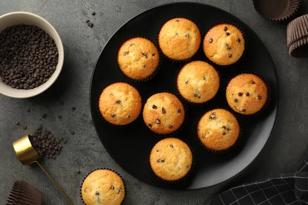 Leckere Frisch Gebackene Muffins Mit Schokoladenchips Auf Grauem Tisch Flach — Stockfoto