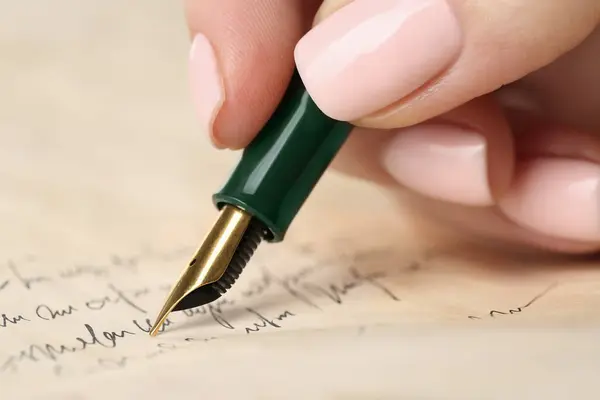 Dolma Kalemle Mektup Yazan Kadın Yakın Plan — Stok fotoğraf