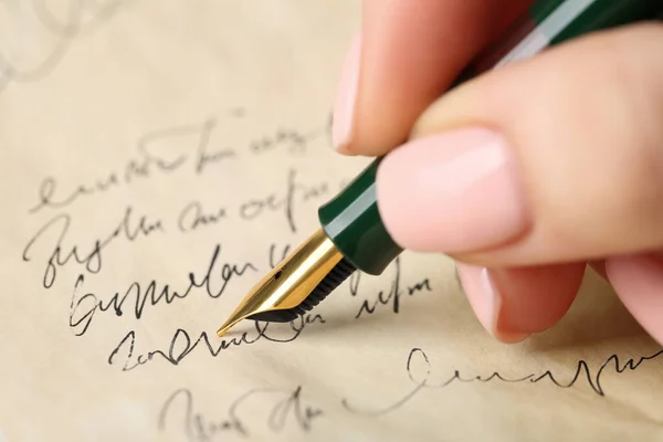 Mujer Escribiendo Carta Con Pluma Estilográfica Primer Plano —  Fotos de Stock